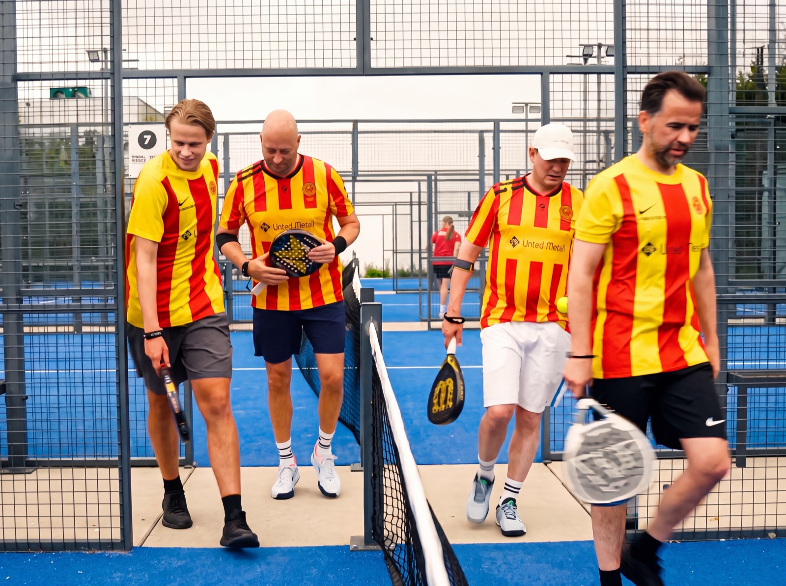 Leden van Sporting Martinus samen op de padelbaan bij Padel Mate Club